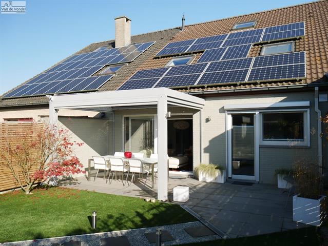 100% instapklare woning met tuin en garage te Erembodegem.
Rustig gelgen en een echte parel van een woning!!