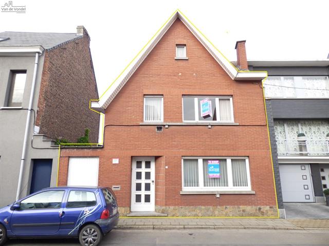 Klein beschrijf mogelijk! 
Op te frissen woning met 
grote tuin (630ca) te Erembodegem.