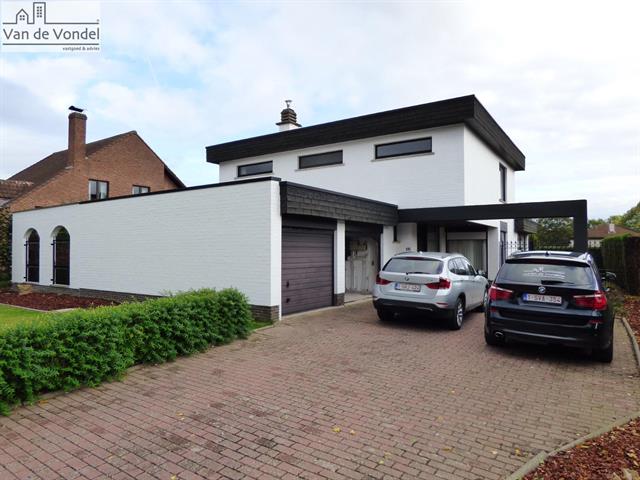Ruime villa met dubbele garage
te Aalst.