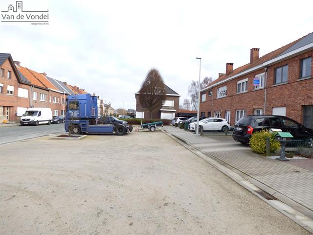 Klein beschrijf mogelijk! 
Rustig gelegen woning met tuin en parkeerplaats te Aalst.
