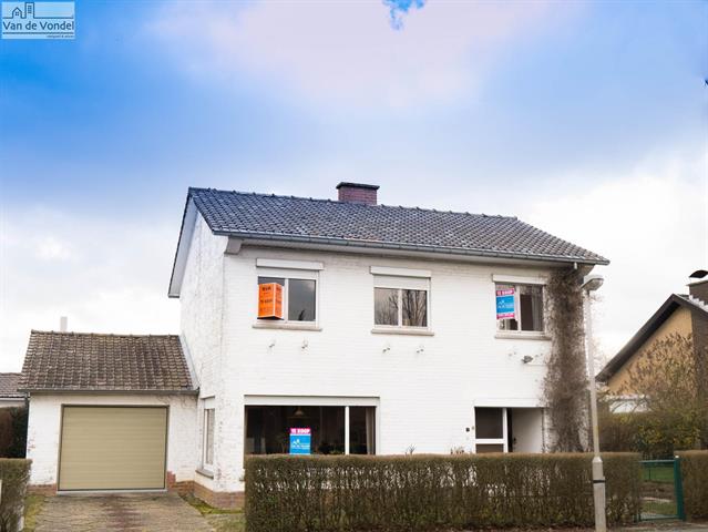 Klein beschrijf mogelijk! 
Op te frissen woning met tuin en garage te Ninove.