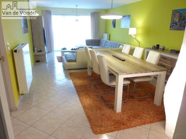 Ruim appartement ( 114m²) op strategische ligging te Aalst
met 2 slaapkamers en gemeenschappelijke tuin!