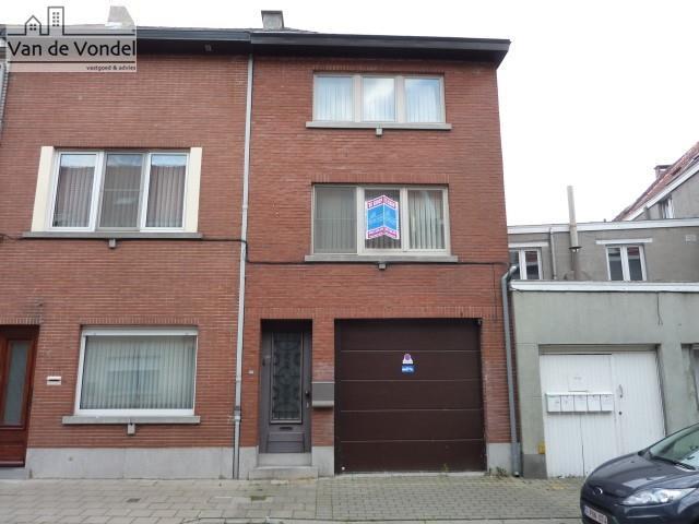 Klein beschrijf mogelijk! 
Ruime stadswoning met garage en stockage te Aalst!