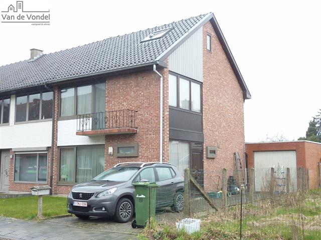 Klein beschrijf mogelijk! 
Rustig gelegen HOB met garage en tuin te Aalst.