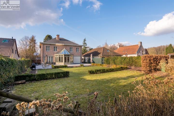 Villa met 4 kamers en tuin te Erembodegem. 