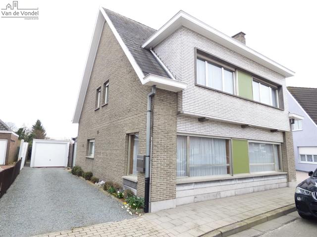 Ruime woning met tuin 
en 2 garages te centrum Erembodegem !