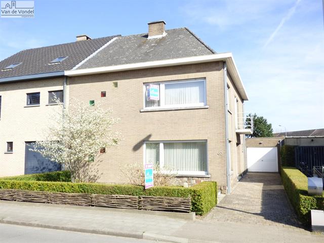 ruime HOB met terras en garage 
te Nieuwerkerken.