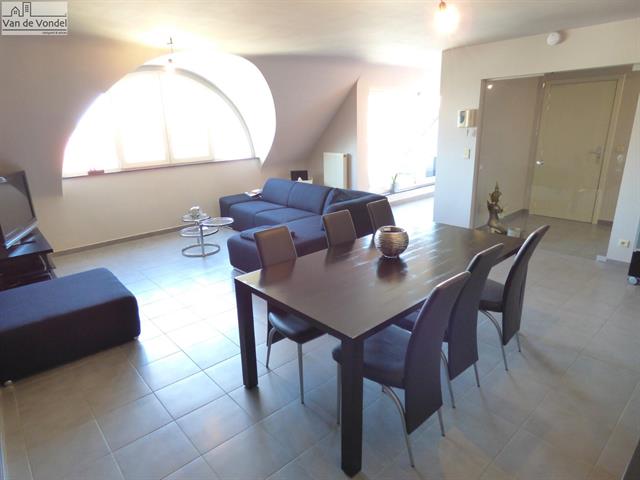 Te huur: Penthouse appartement 
met garage te Aalst.