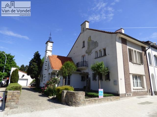 Ruime woning met 4 slpks 
en garage te Aalst.