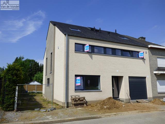 Ruim (145m²) gelijkvloers appartement 
met terras/tuintje en garage te Erembodegem.
Strategische ligging!