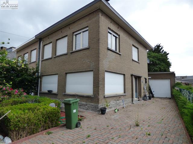 Ruime HOB met tuin en garage te Aalst. 