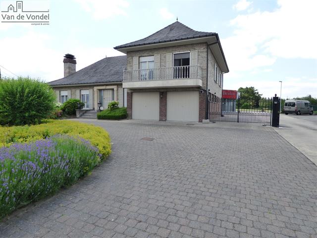 Zeer ruime villa met multifunctioneel 
gebouw en bouwgrond te Moorsel.