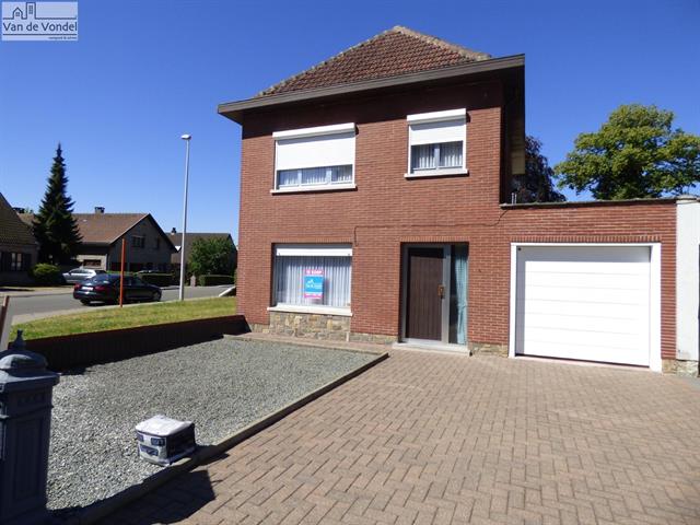 Rustig gelegen HOB met grote oprit
en terras te Aalst.