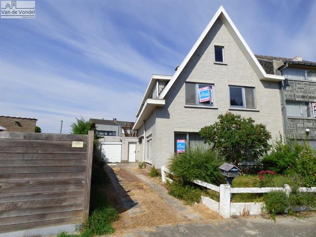 HOB met garage en tuin te Denderleeuw.