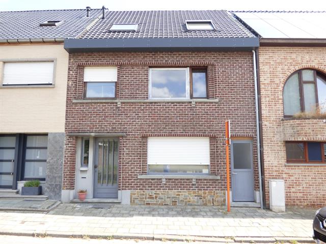 Kangoeroewoning of zeer ruime woning
met tuin te Erembodegem.