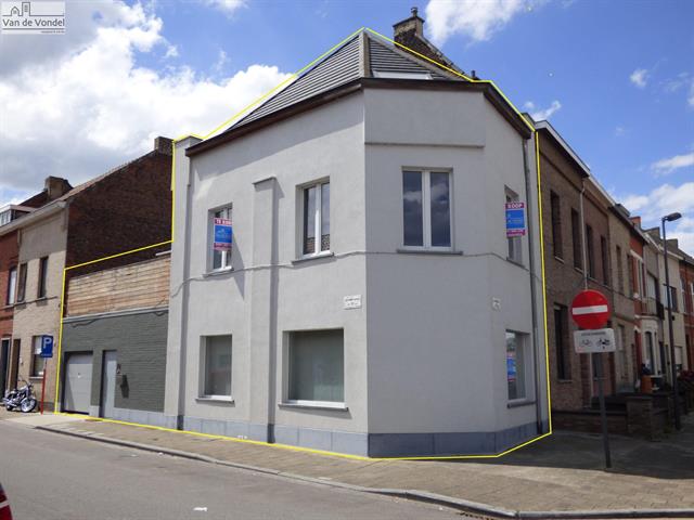 100% instapklare woning met terras 
en garage te Aalst.