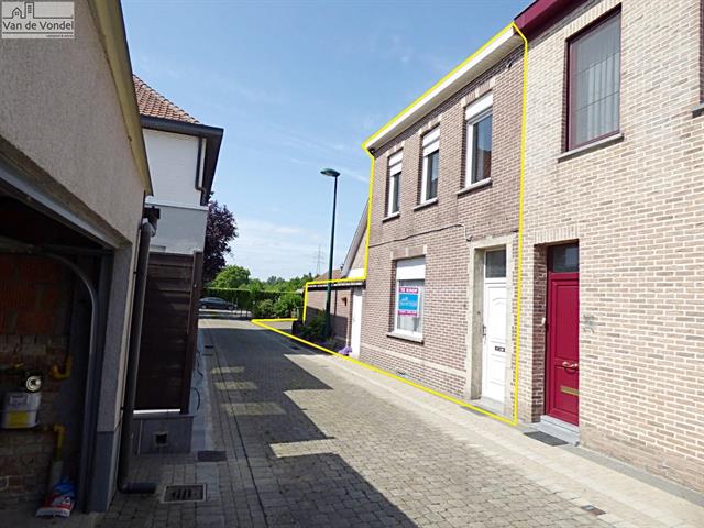 Ruime woning met koer en garage te 
centrum Erembodegem.