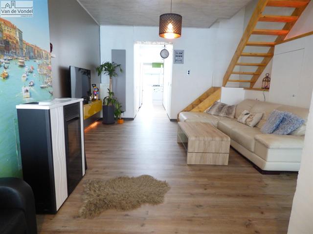 100% instapklare woning met 
groot terras te Aalst !