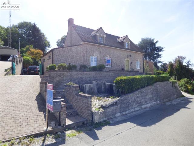 100% instapklare villa met garage 
en mooie tuin te Pollare.