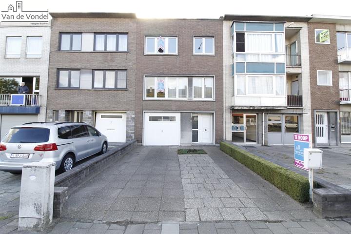 Bel-étage woning met tuin en garage 
te Aalst.