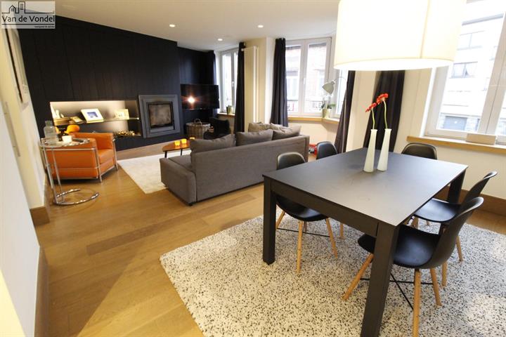 Prachtige woning met 
grote garage en terras te Aalst !
Strategisch gelegen.