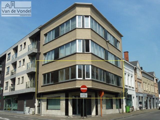 Onmiddelijk beschikbaar!
Zeer centraal gelegen appartement te Aalst.