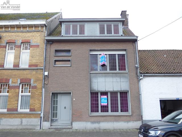 Ruime, centraal gelegen woning 
met tuin te Erembodegem centrum.