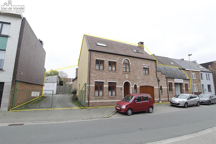 Ruime woning met tuin te Erembodegem
met winkel, atelier/werkplaats,
& meerdere autostaanplaatsen.
