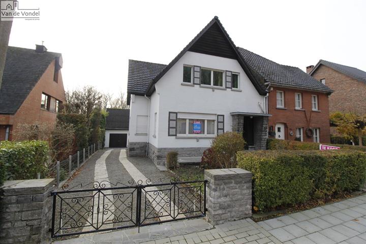 Rustige HOB met grote garage 
te Erembodegem. 