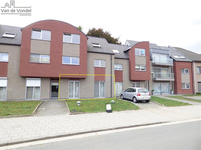 Gelijkvloers appartement met staanplaats te Aalst.