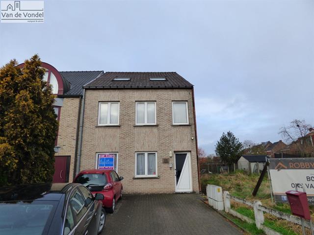 Gelijkvloers appartement met terras te Aalst.