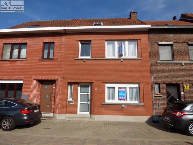 Ruime woning met tuin te Erembodegem. 