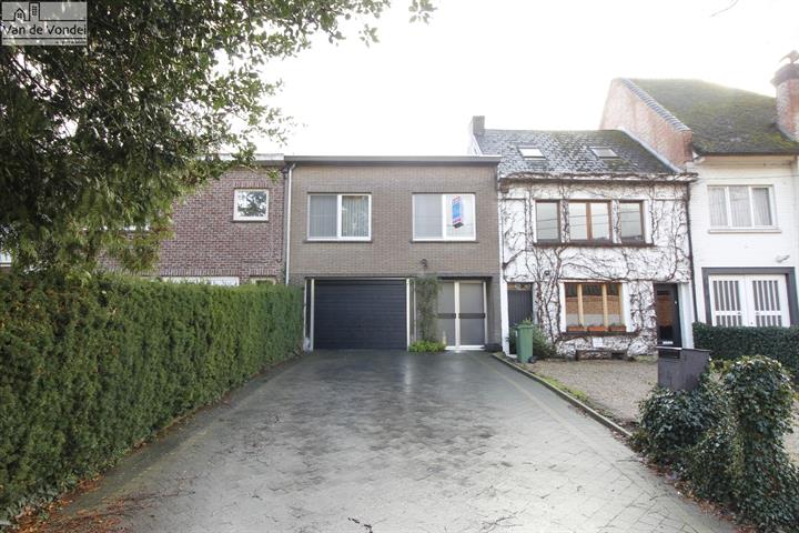 Rustig gelegen woning met garage
en tuin te Aalst. 
