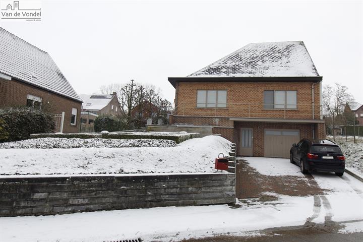 Ruime bungalow met tuin en 
dubbele garage te Pollare.