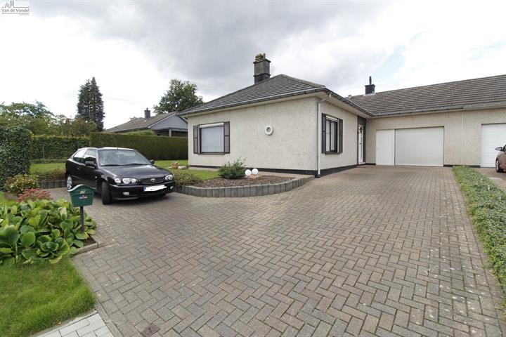 Bungalow met tuin en grote garage 
te Affligem (doodlopende straat).