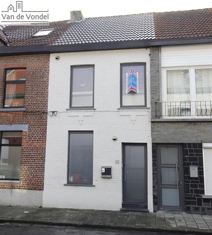 100% instapklare woning met terras
 te Aalst. Strategisch gelegen !