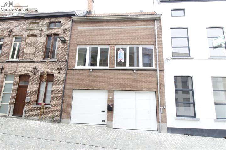 100% instapklare woning met 
2 garages en terras te Aalst.