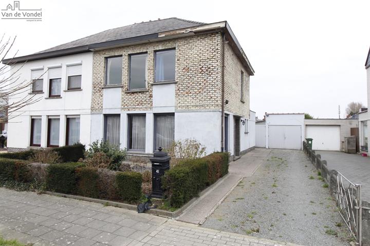 Op te frissen HOB met garage 
en tuin te Erembodegem.
Rustig en strategisch gelegen!