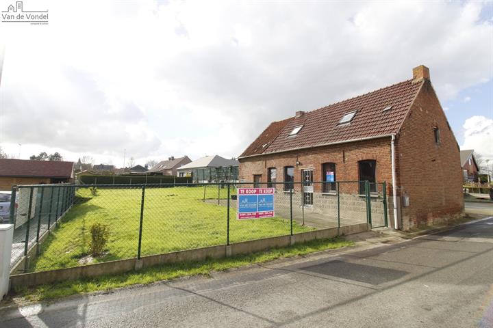 Op te frissen woning met grote tuin
te Zottegem. 