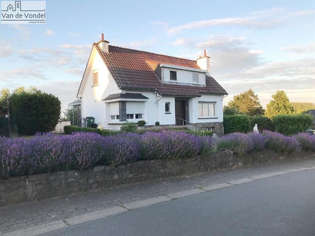 Op te frissen villa met tuin en garage 
te Affligem (Molenberg).