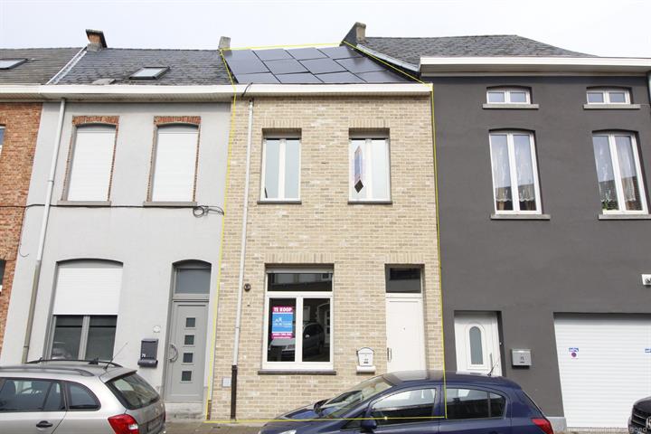 Centraal gelegen woning met terras in Aalst.
100% instapklaar !!
