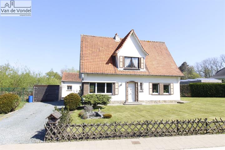 Rustig gelegen villa met tuin 
en garage te Erembodegem.