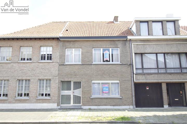 Op te frissen woning met terras te Aalst.