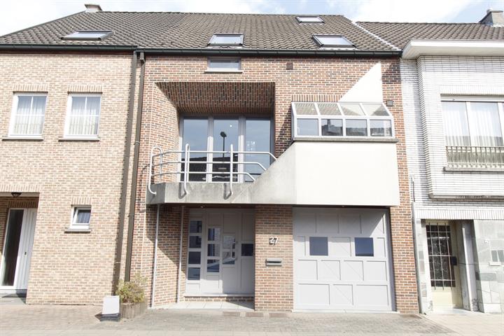 Architectenwoning met bureauruimte 
en aangelegde tuin te Erembodegem.