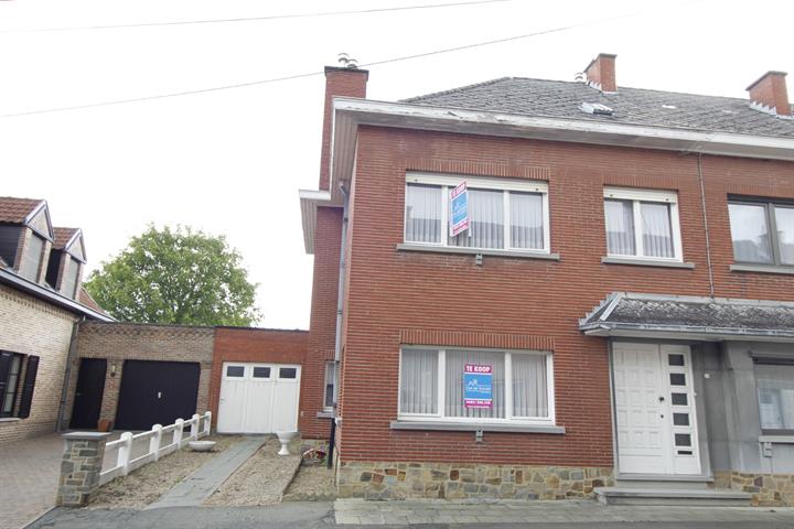 Halfopen bebouwing met garage en tuin 
te Denderhoutem. 