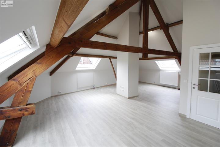 100% gerenoveerde stadswoning
te Aalst centrum. 3 slaapkamers.