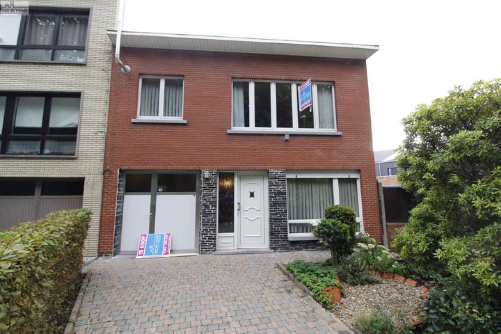 RUIME WONING MET 
GROTE OPRIT TE EREMBODEGEM !