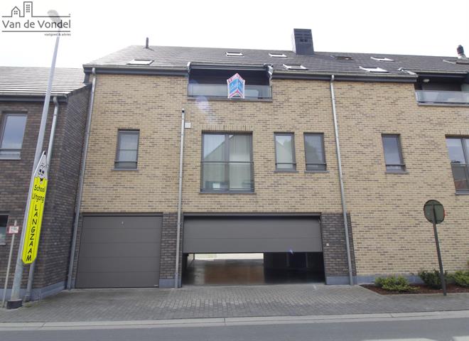 Ruim appartement (146m²) - 4 slaapkamers 
met garagebox te Iddergem