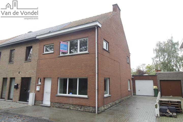 Ruime HOB te Nieuwerkerken.
STRATEGISCHE LIGGING !!