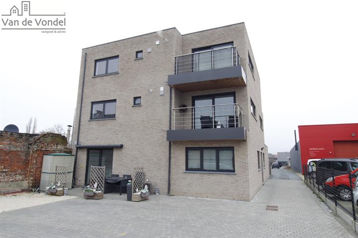 2 garageboxen te koop
te Erembodegem.
Stretegisch gelegen!